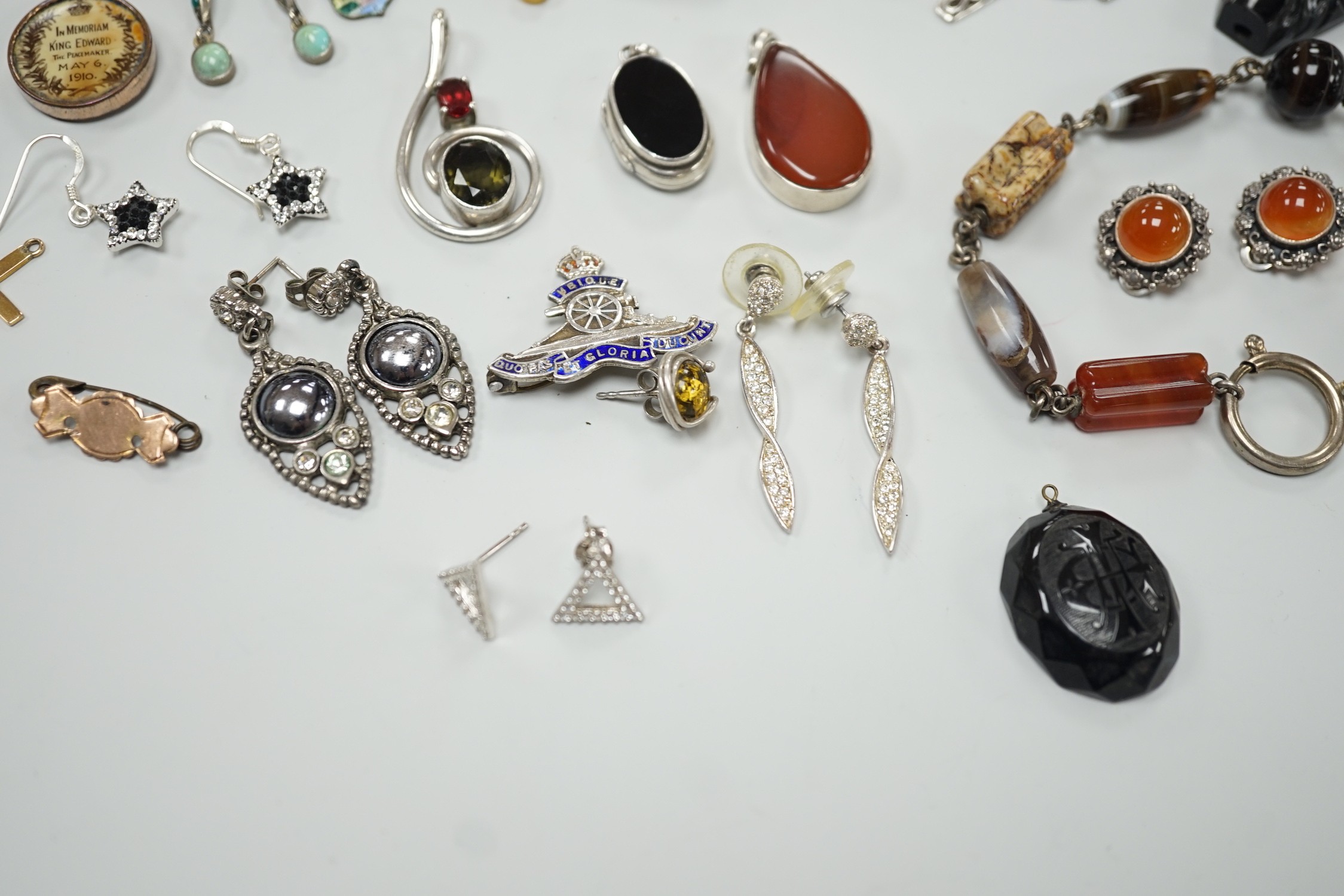 Mixed jewellery including an Edwardian yellow metal and gem set drop pendant, an unmounted intaglio citrine, eternity ring, 925 and marcasite lizard brooch, etc.